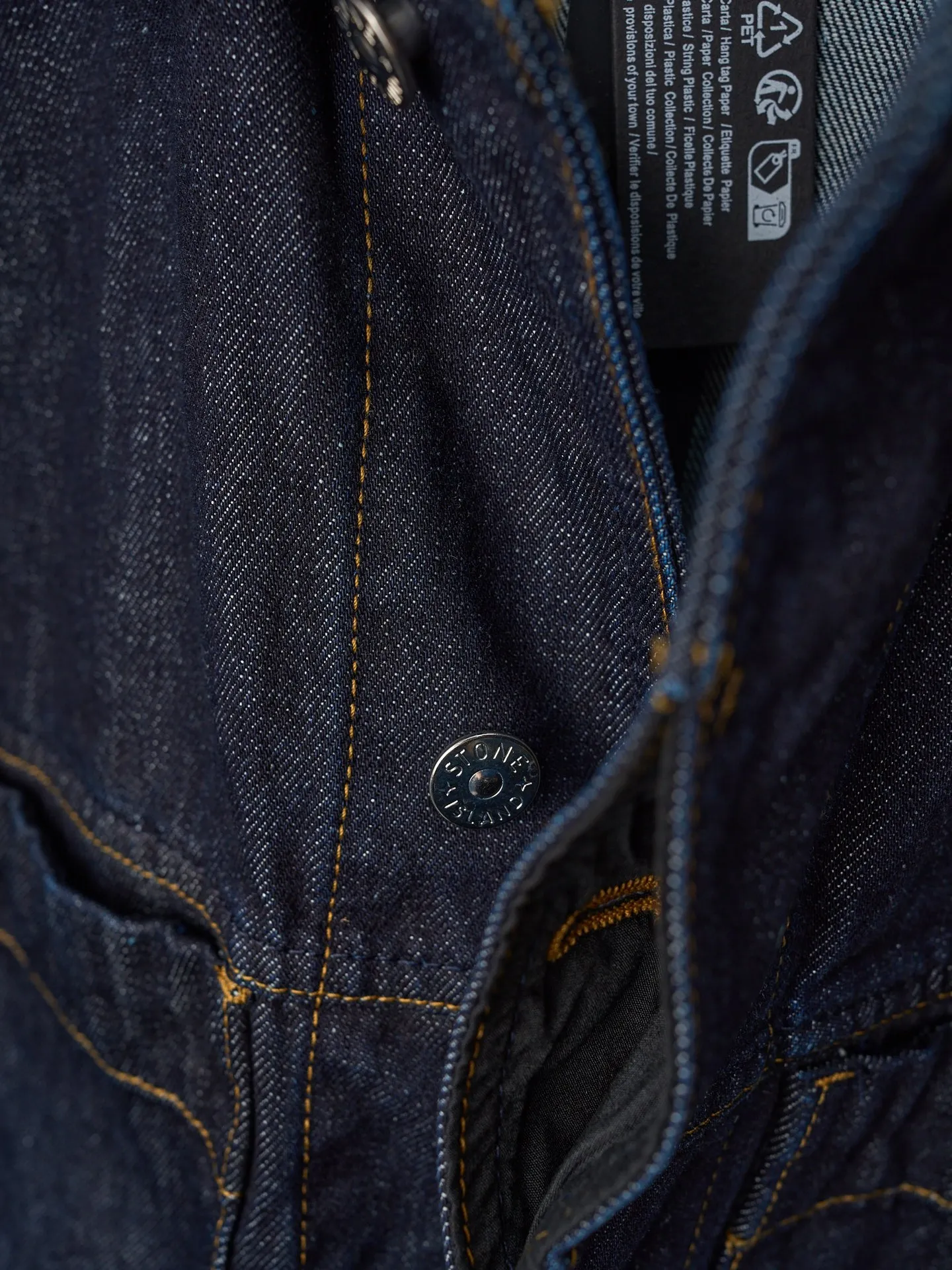 P510 Actual auction】Stonesland/Stone Island Badge Denim Jacket [Ready Stock] S M L Highlight the imprint of the brand. Simple lines outline neat silhouettes to outline a casual and free style. Workwear genes are infused with luxury DNA. Simple charm and versatile charm. Imported machine embroidery technology is used. Advanced computer control systems and sophisticated mechanical components are used to realize the Stonesland badge embroidery operation. High precision. The lines are smooth and delicate. The whole garment is washed with medium-high filtration. Use a special solution to remove stains and slight fading. Then use a strong washing method to fade the color and make it more uniform. The whole piece of clothing is stitched together using a clip-on machine. The clip-on machine can control the distance between the two needles by changing the needle position, achieving seamless splicing, smoothness, neatness, and a loose fit.